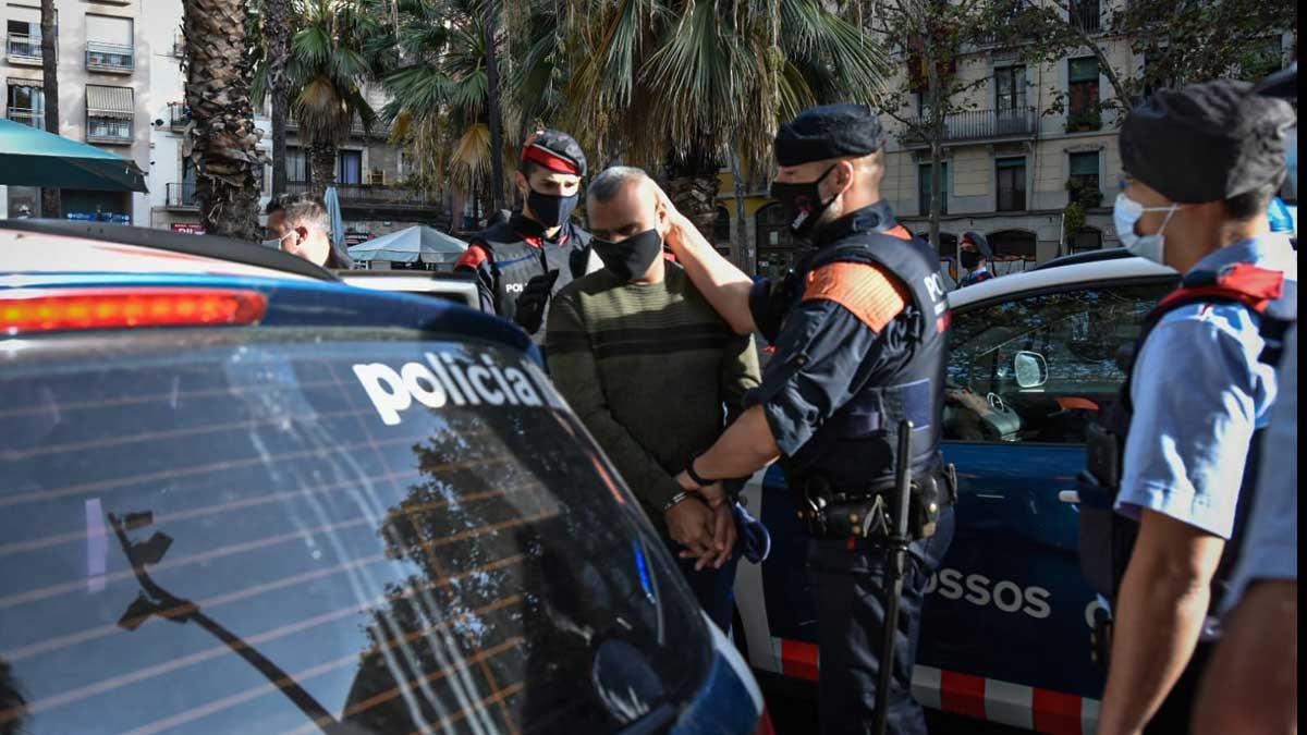 Macrooperación contra pisos de la droga en el Raval de Barcelona. En la foto, uno de los detenidos en la redada.