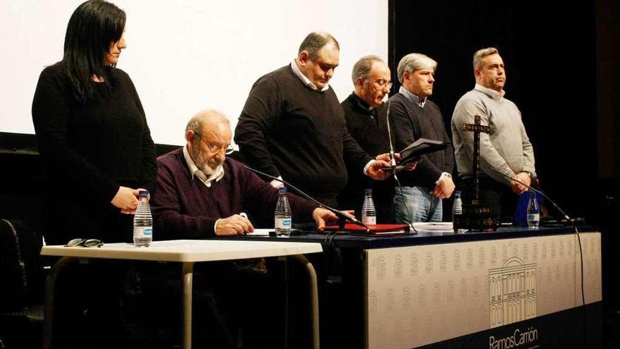 Desde la izquierda, los cargos clave de la nueva directiva de La Congregación, Violeta Martín, Alfonso Mayo, José Calvo, José Francisco Matías, Ernesto Bartolomé y Antonio Martín.