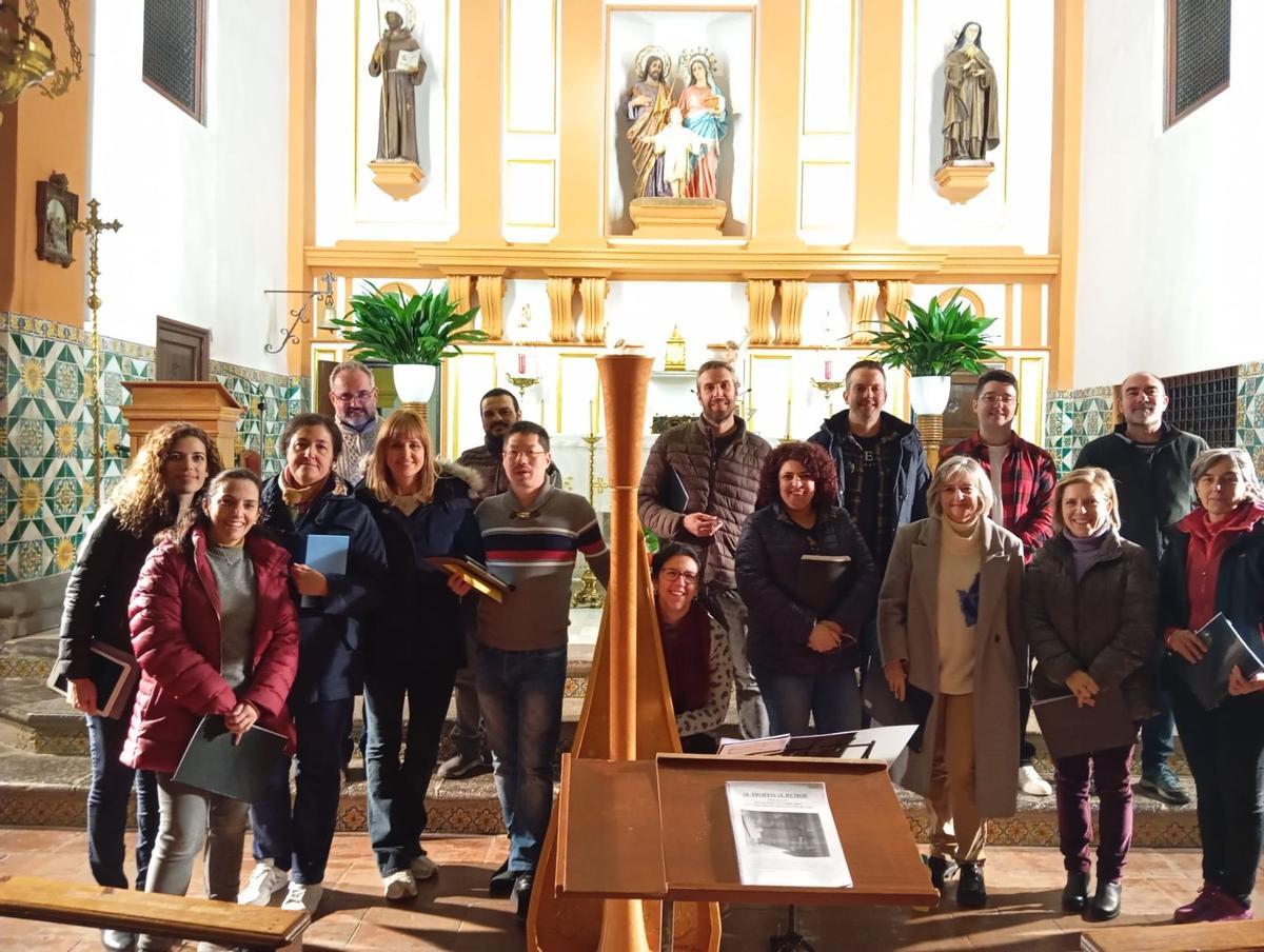 La arpista Úrsula Segarra, que intervendrá en el concierto, y los integrantes del Grup de Veus Música Viva.