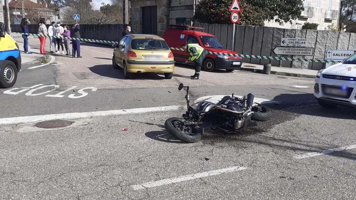 El motorista no pudo frenar a tiempo y colisionó contra un turismo cuando éste realizó un giro a la izquierda.