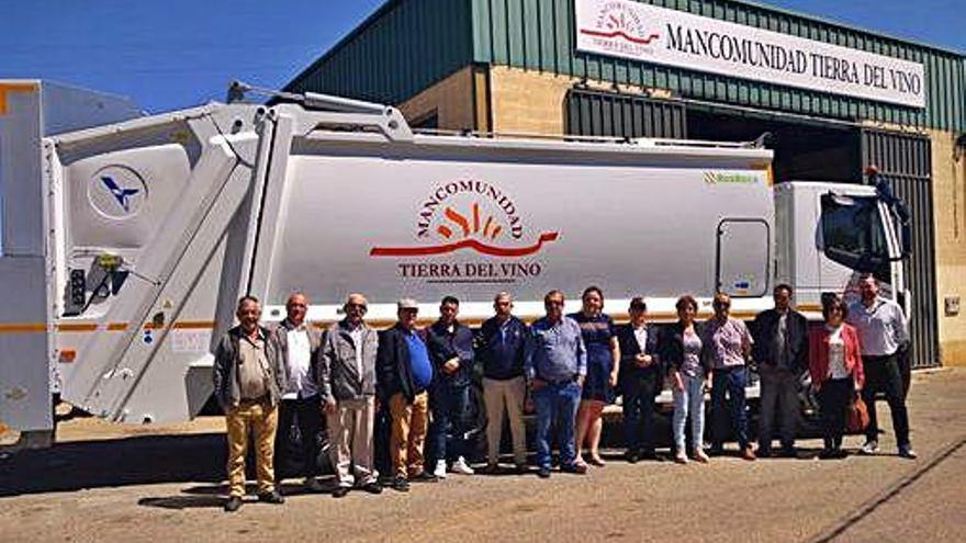 Alcaldes de la Mancomunidad Tierra del Vino ante el nuevo camión de recogida de basuras.