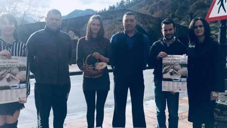 Participantes en la presentación de las Jornadas gastronómicas de las setas silvestres en Cangas de Onís.