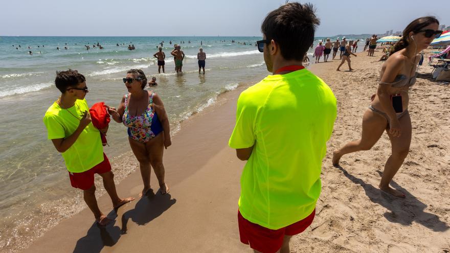 Rescatados dos bañistas en la playa de El Campello