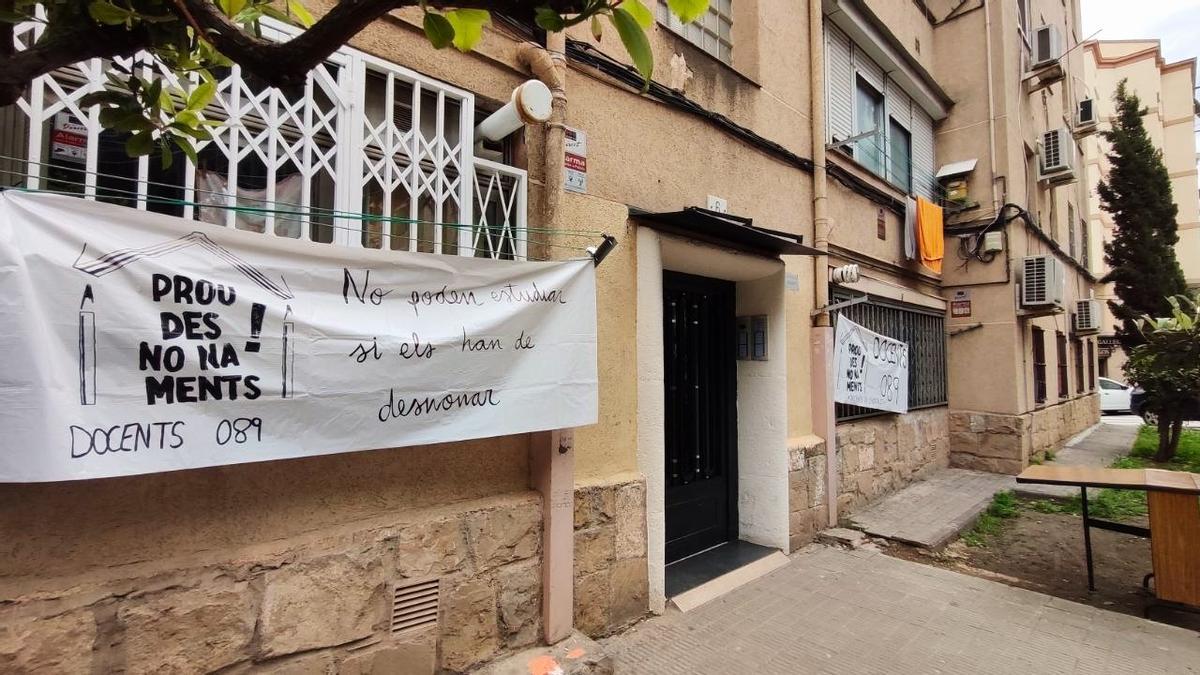 Profesores de la plataforma Docents 089 de L'Hospitalet acuden a un desahuchio en La Florida.