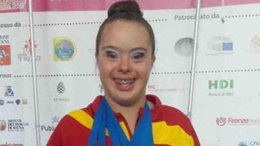 La gimnasta ilicitana posa con las medallas que ha ganado.