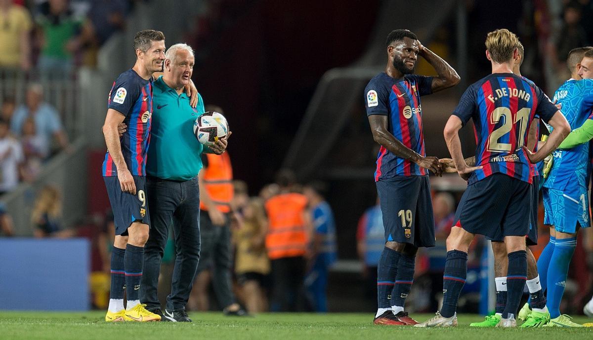 Lewandowski se abraza a Carlos Naval, el delegado del equipo, junto a Kessié y Frenkie de Jong.