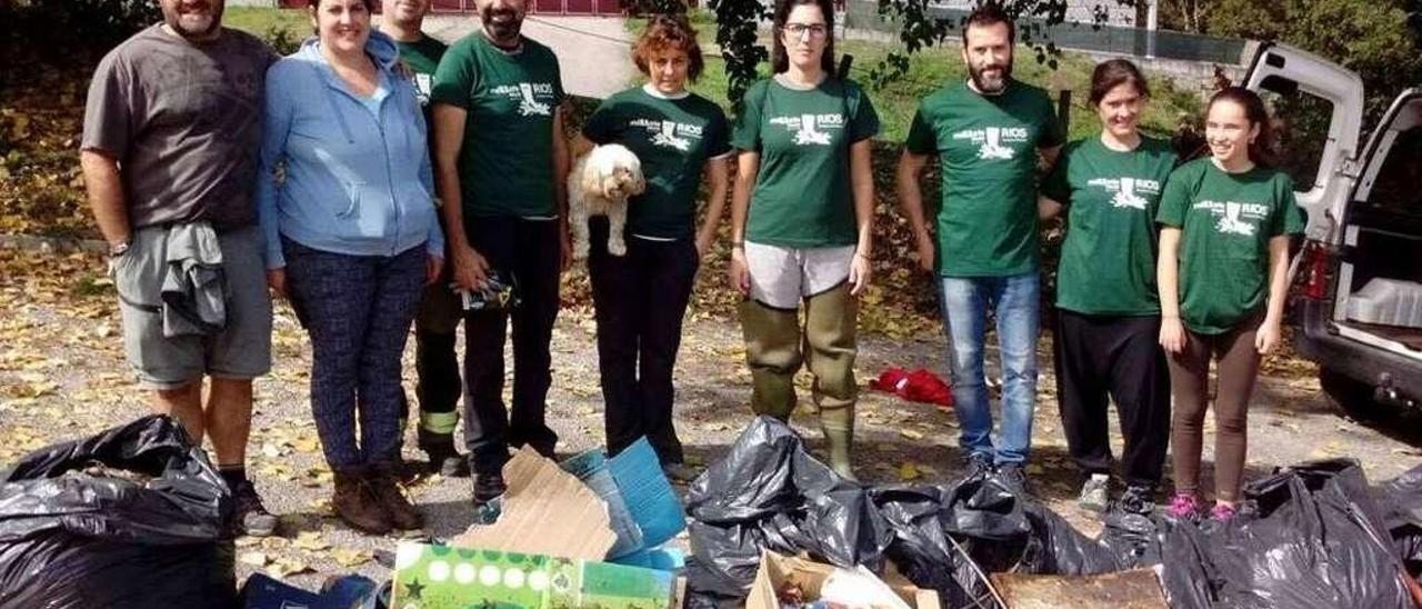 El grupo de voluntarios que limpió las orillas del Arnoia, a su paso por el Concello de Allariz. // Cea O Rexo