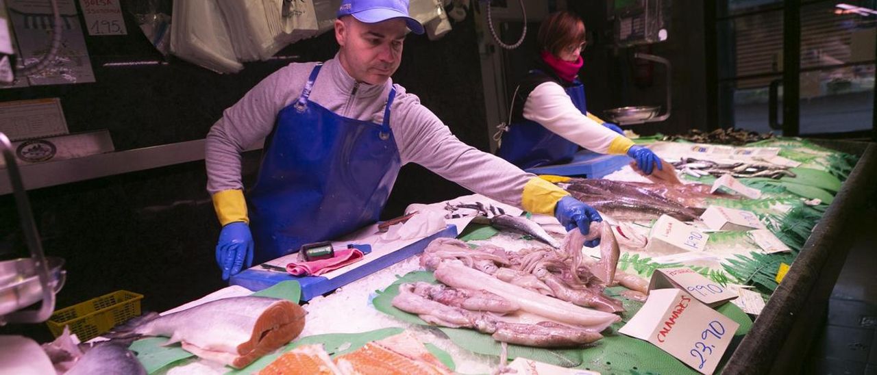 Luis y María José Álvarez colocan el género en una pescadería de Avilés.