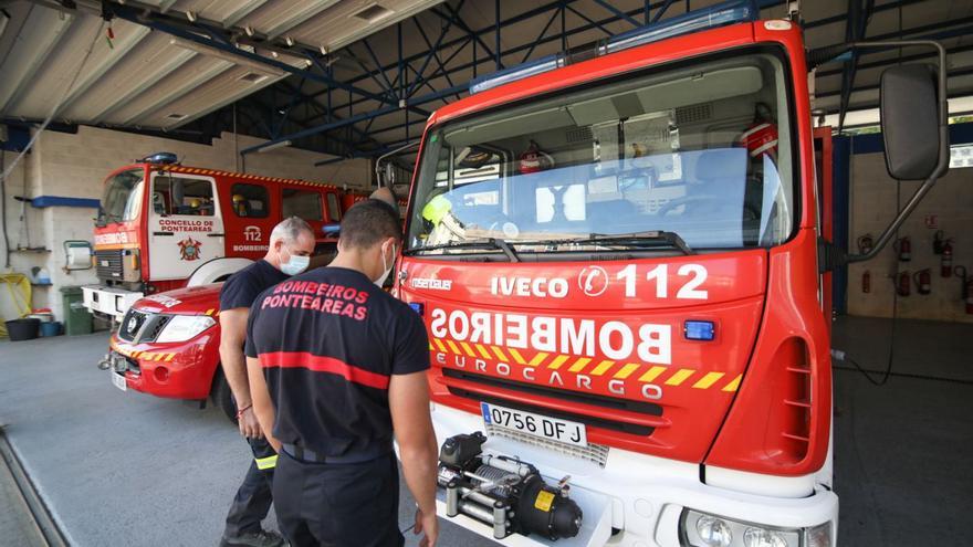 Bomberos de Ponteareas en el parque del Grupo de Emergencias Supramunicipal.