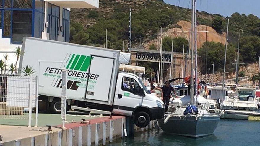 Una furgoneta &#039;atropella&#039; a un barco en Orpesa