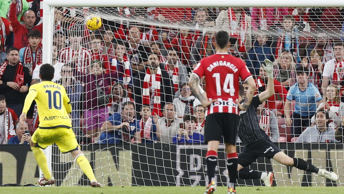 Parejo clava el penalti en la escuadra.