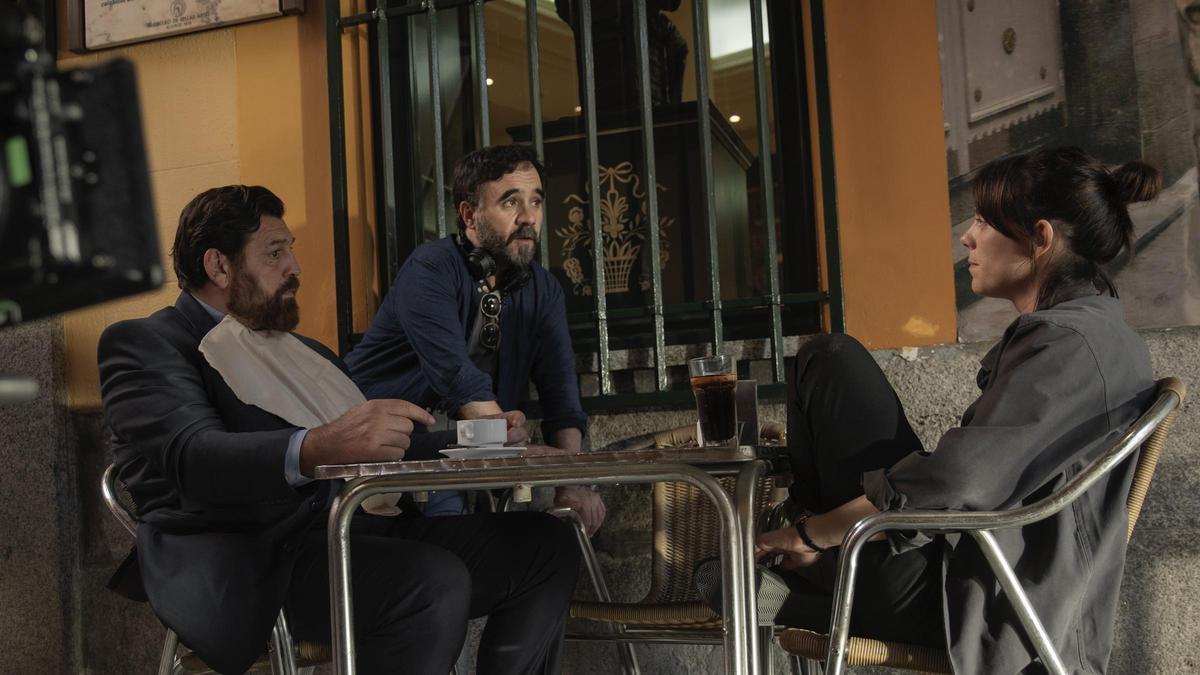 Koldo Serra, en el centro, en un momento del rodaje de 'Reina Roja' junto a Hovik Keuchkerian y Vicky Luengo