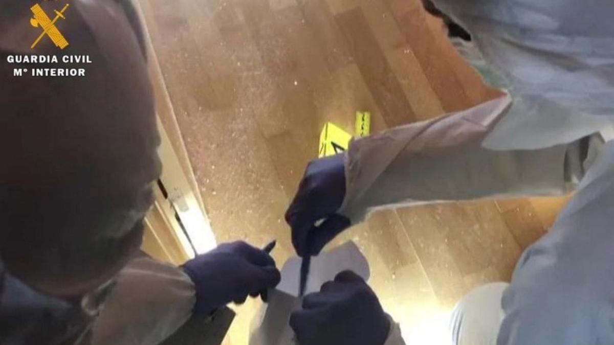 Inspección en el domicilio del detenido. Agentes de la Unidad Orgánica de Policía Judicial, así como agentes del Laboratorio de Criminalística de la Guardia Civil en La Rioja, acudieron a la vivienda del detenido para llevar a cabo una minuciosa inspección. La actuación, en la que estuvo presente el detenido y una secretaria judicial, se prolongó durante algo más de cuatro horas. Una vez finalizada, Francisco Javier Almeida López de Castro fue trasladado a los calabozos. En cuanto finalicen las diligencias será puesto a disposición de la Autoridad Judicial. | EFE