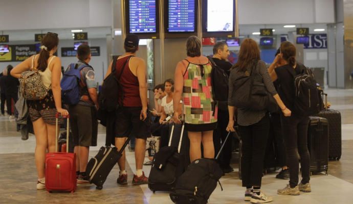 Pasajeros en el aeropuerto Reina Sofía.