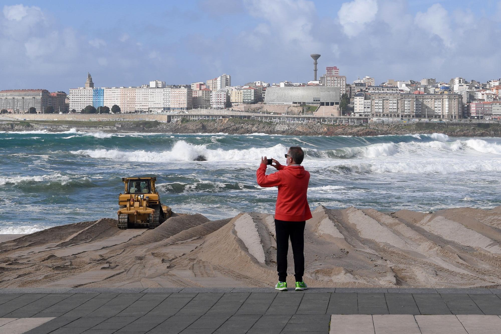 La playa de Riazor se prepara para la temporada de verano