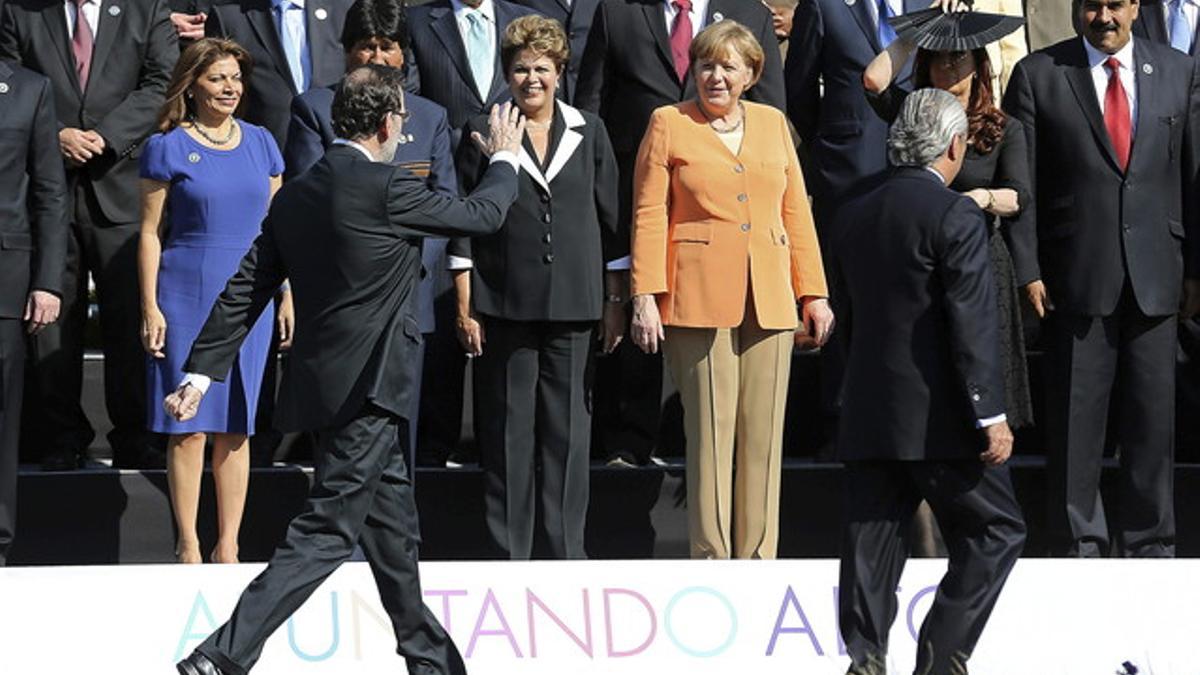 Rajoy se disculpa al llegar tarde a la foto oficial de la primera Cumbre de la Comunidad de Estados Latinoamericanos y Caribeños (Celac) y la Unión Europea (UE), ayer, en Santiago de Chile.