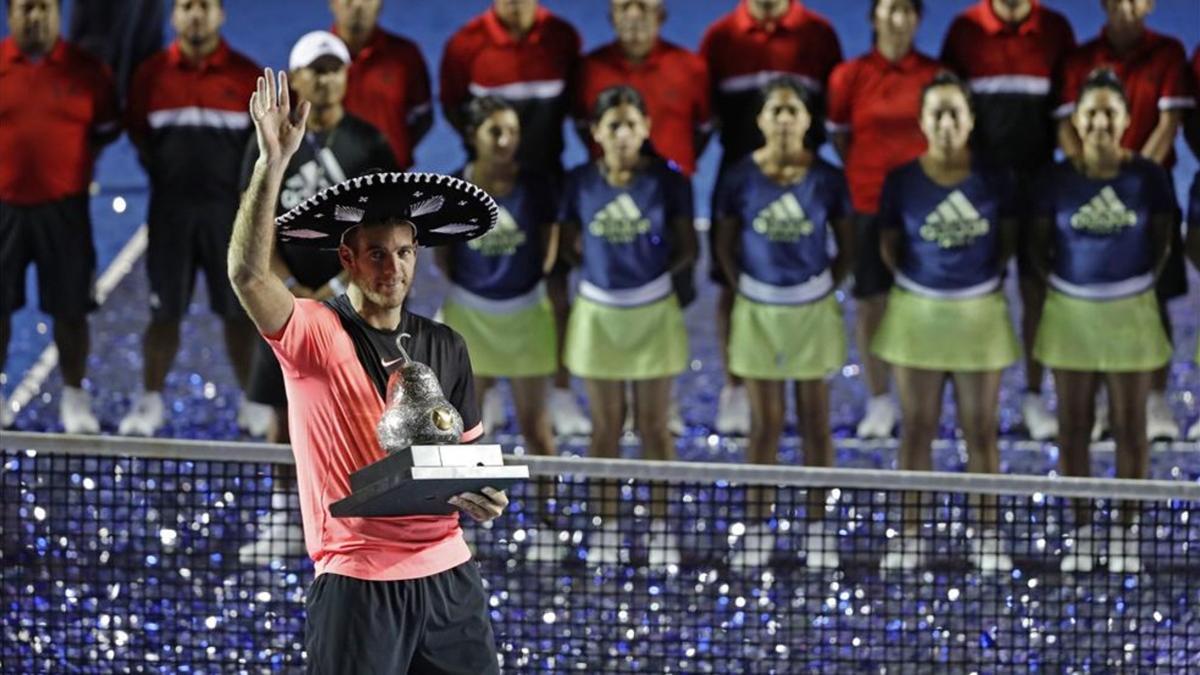 Del Potro posando con el título de campeón