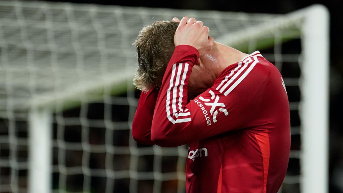 Hojlund se lamenta tras desaprovechar una gran ocasión para recortar distancias ante el Newcastle