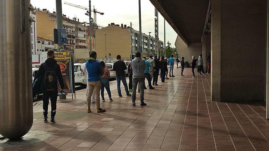 Cues per comprar tabac, ahir a l&#039;estació de trens de Girona.