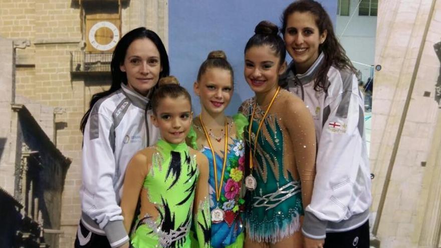 Sara Martínez, Valentina Torrecillas y Tania Zhakharova con sus entrenadoras Titi Alberola y Lidia Marín