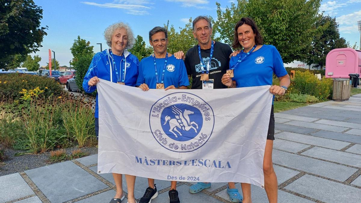 L'equip de relleus de l'Escala-Empúries, amb la medalla de bronze.