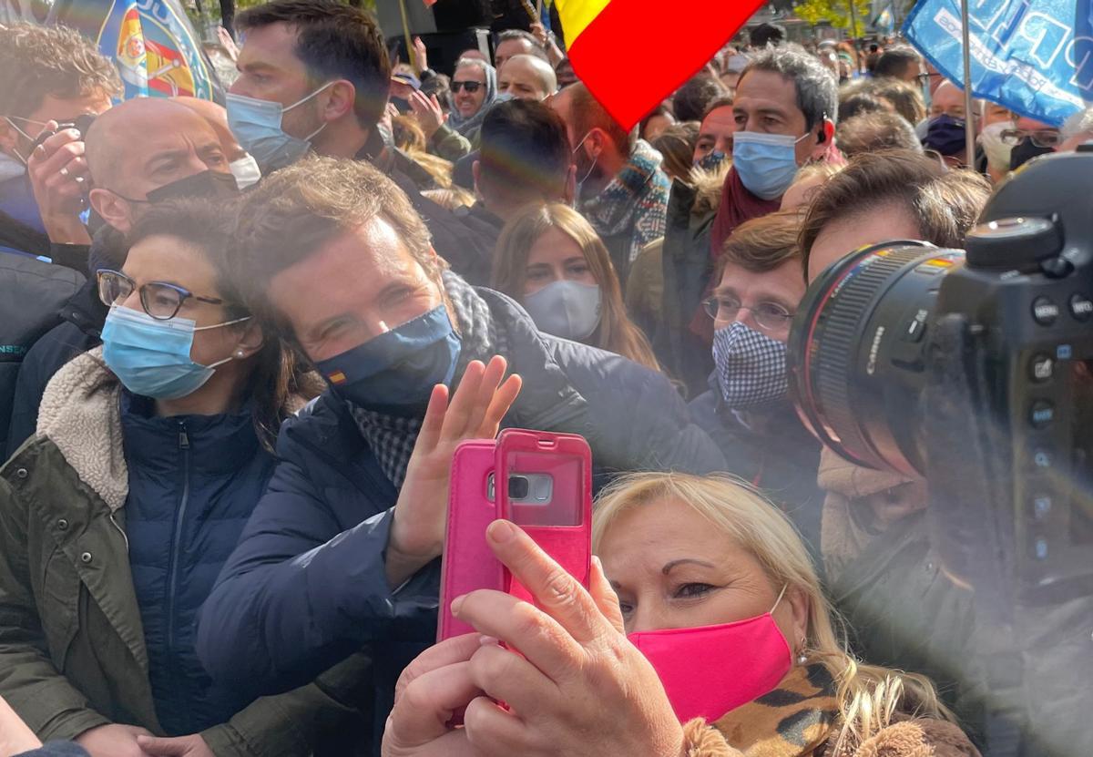 Pablo Casado aparece en la manifestación de Jusapol en Madrid, casi al final de la marcha.