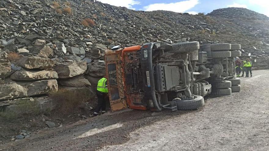 Fallece el conductor de un camión de pizarra al volcar en Casoio