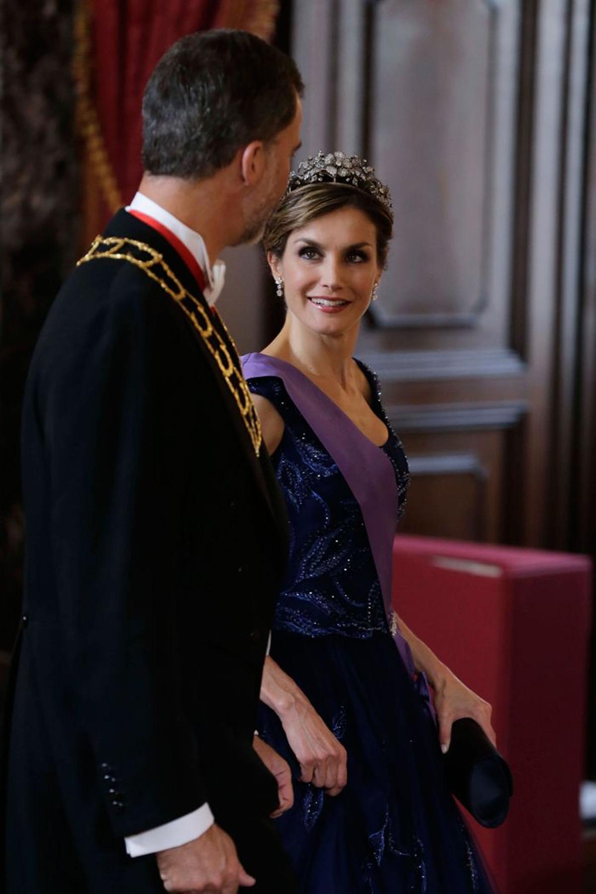 Letizia Ortiz con la tiara floral durante la visita del presidente de Perú
