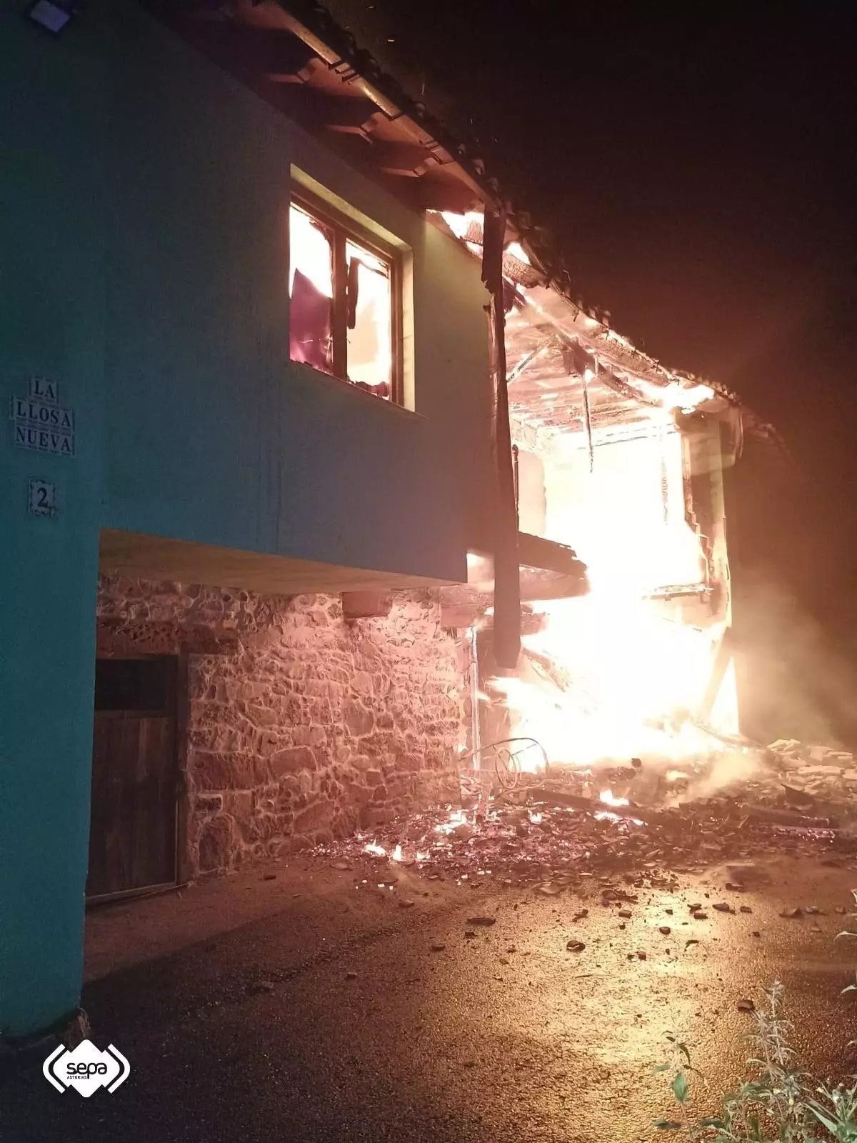 El fuego calcina una vivienda deshabitada en Villaviciosa