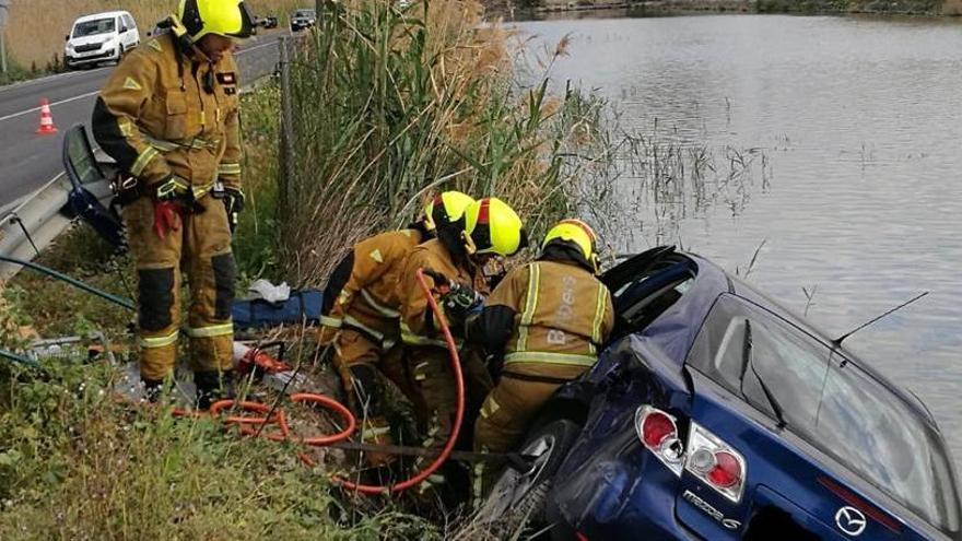 Un momento de las tareas por parte de los bomberos