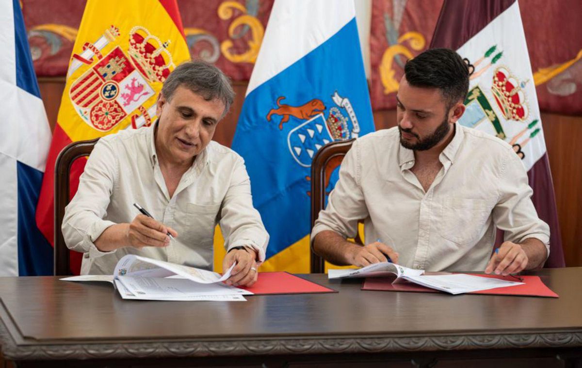 José Heriberto González y Javier Sierra firman el convenio. | E. D.