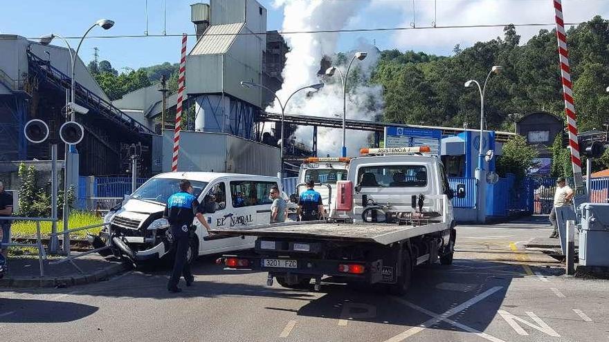 La furgoneta accidentada, junto a la grúa que acudió para trasladar el vehículo.