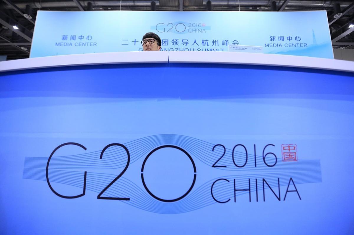 ROL40 HANGZHOU (CHINA) 02/09/2016.- Un voluntario atiende a periodistas en el centro de prensa de la Cumbre del G20 en Hangzhou (China) hoy, 2 de septiembre de 2016. China acogerá esta semana la primera cumbre del G20 organizada por Pekín, que será, de hecho, la mayor reunión internacional de jefes de gobierno que tiene lugar en este país, y la sede elegida para ello es una ciudad poco conocida en el exterior, pero toda una joya cultural y paisajística: Hangzhou. EFE/How Hwee Young