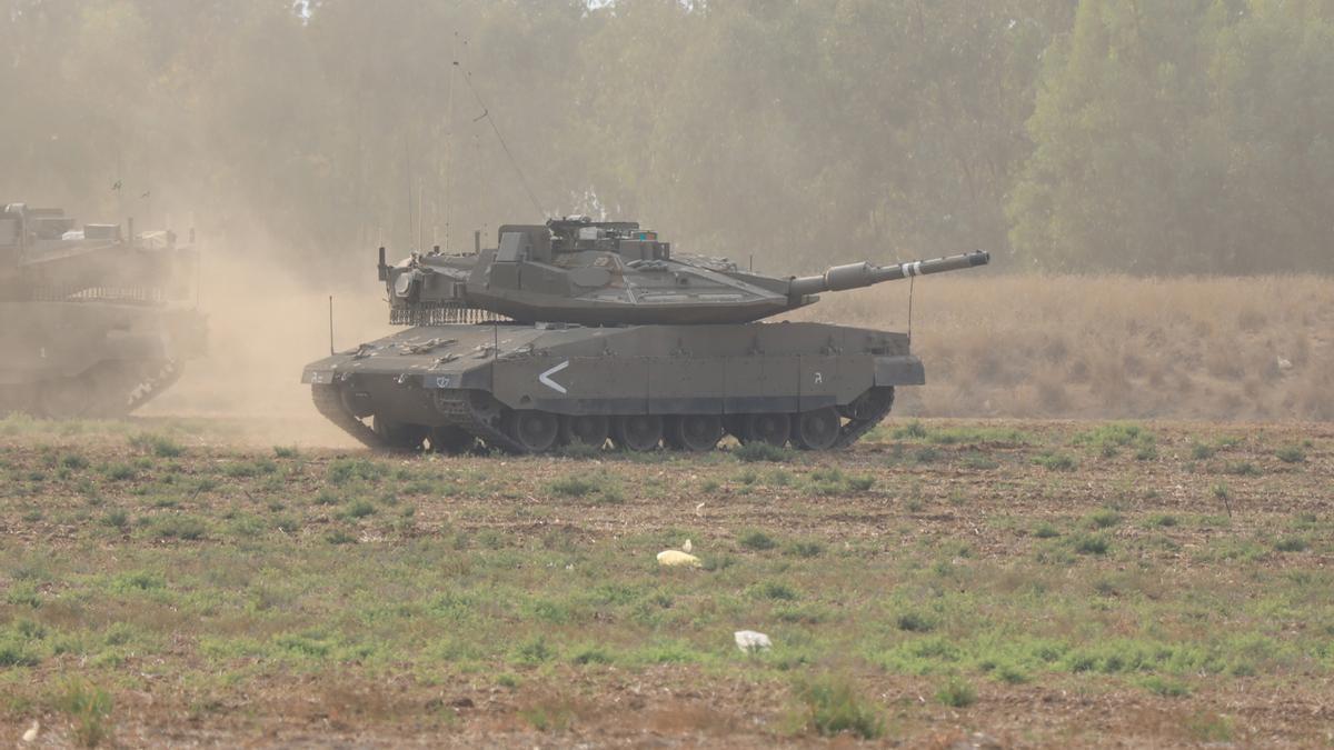 Tanques israelíes en Sederot, cerca de la frontera con la Franja de Gaza