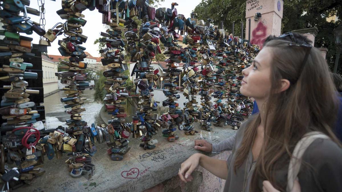 Puente de los Candados o Puente del Amor en la isla de Kampa