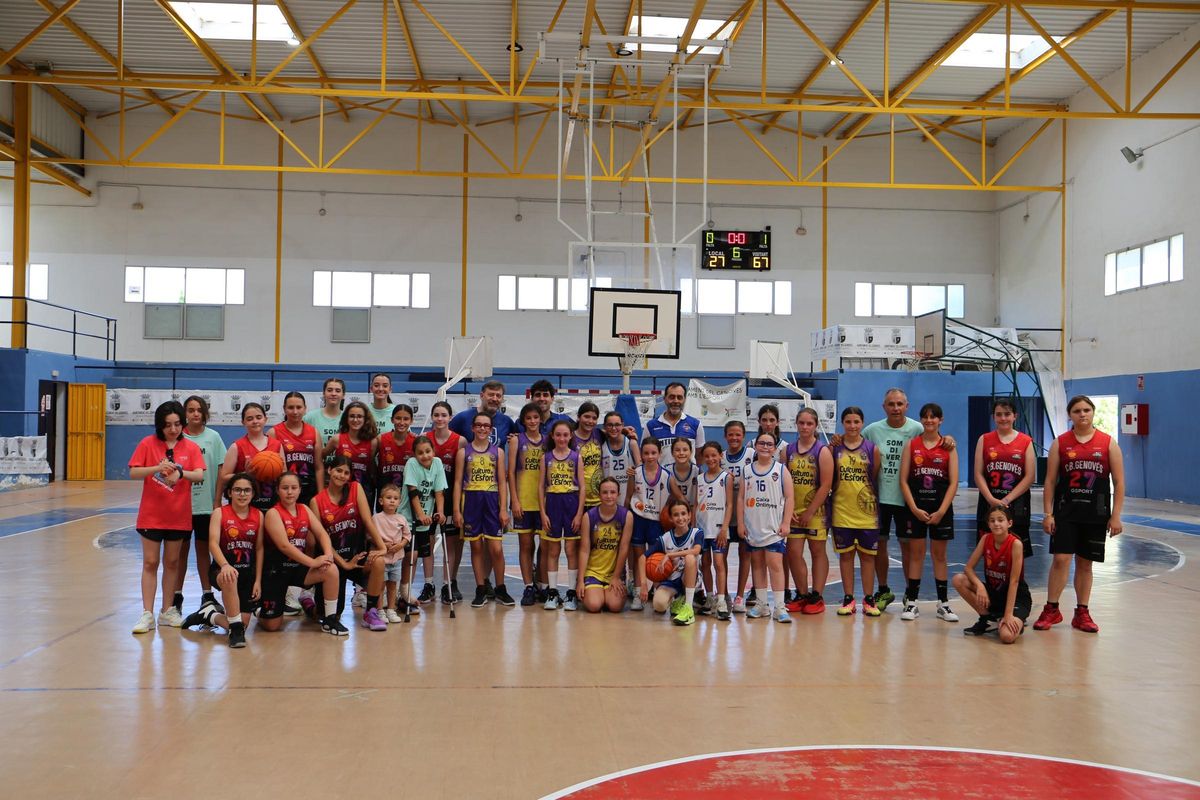 Equipos femeninos del CB Genovés, Escola Bàsquet l'Olleria y CB Ontinyent, en el triangular de Minibàsquet.