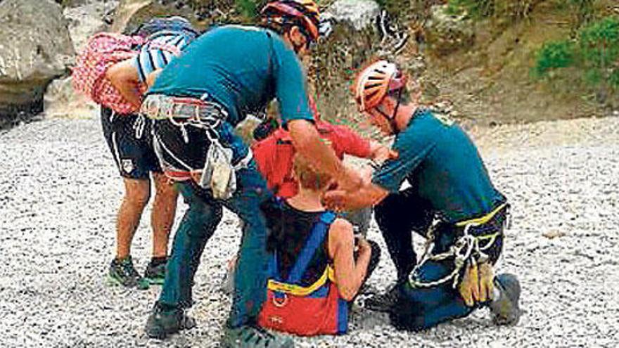 Rescatado un ciclista herido en un tobillo
