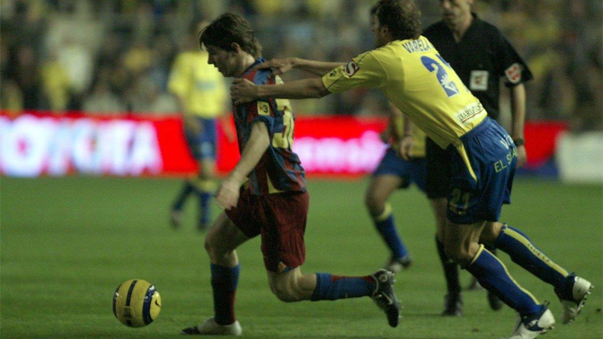 Leo Messi es perseguido por Varela en el Cádiz-Barça de la Liga 2005-06