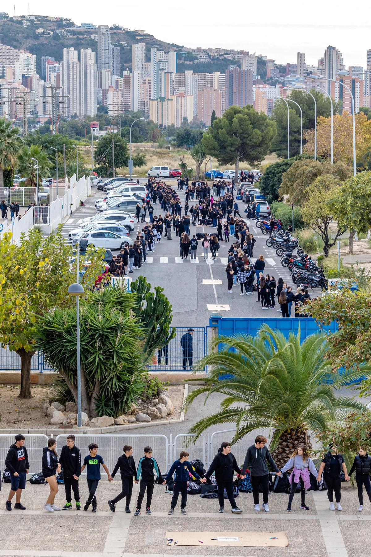 Alumnos de los institutos de Benidorm forman una "Cadena Humana" en la zona escolar del Salt de l'Aigua contra la violencia de género