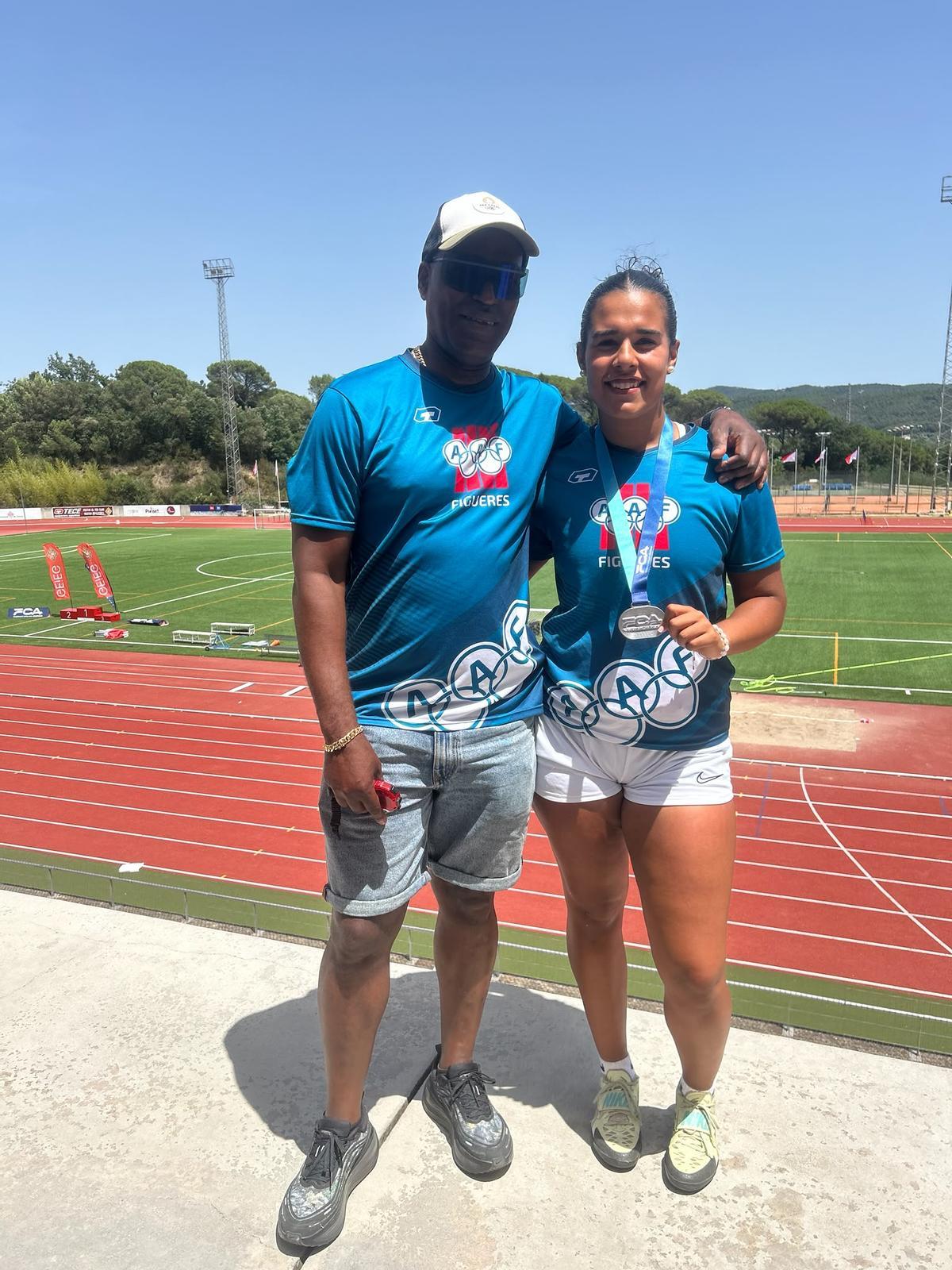 Alianna Paulino amb l'entrenador Fausto Godínez.