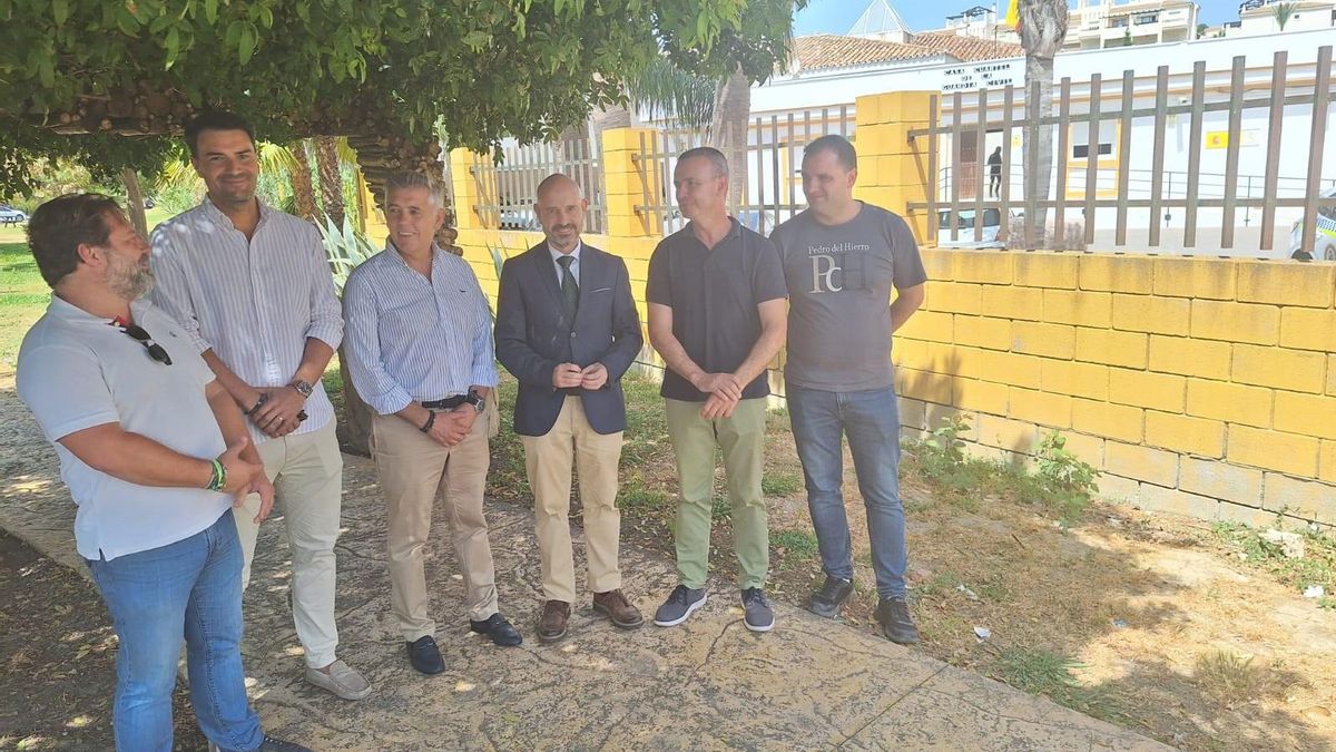 El subdelegado del Gobierno en Málaga, Javier Salas, en una visita al cuartel de la Guardia Civil de Manilva, acompañado por el coronel de la Comandancia de Málaga, Roberto Blanes, y el alcalde de la localidad, Mario Jiménez.