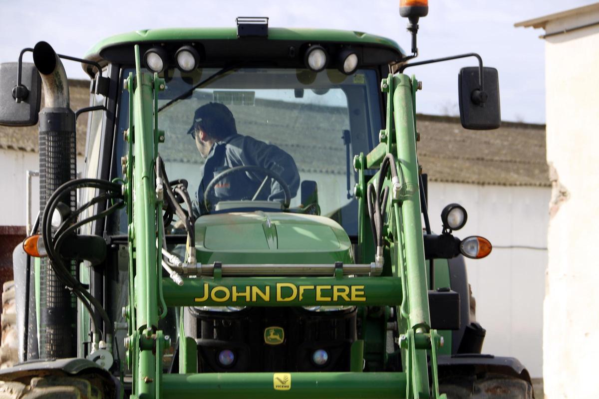 Un ramader treballant amb el tractor en una granja d'aviram de Puiggròs.