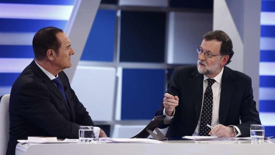 El presidente del Gobierno en funciones, Mariano Rajoy, durante la entrevista en 13TV.