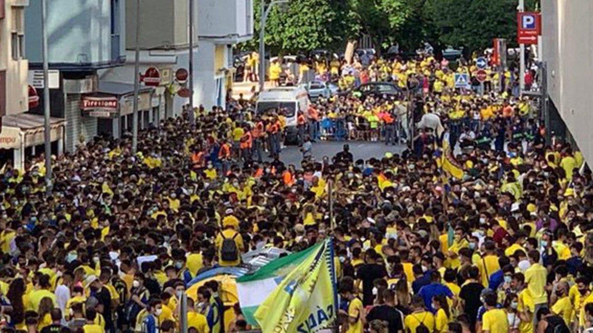 Los aficionados cadistas no respetan la distancia de seguridad