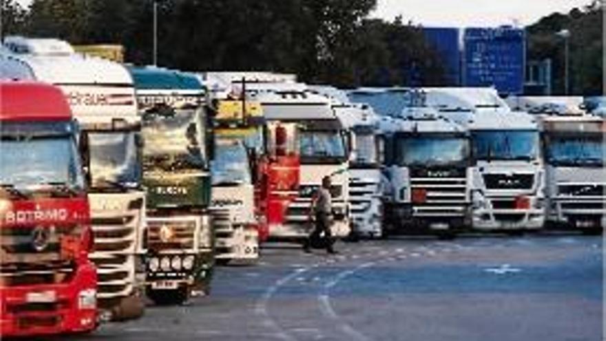 Camions de mercaderies aturats en una àrea de l&#039;AP-7.