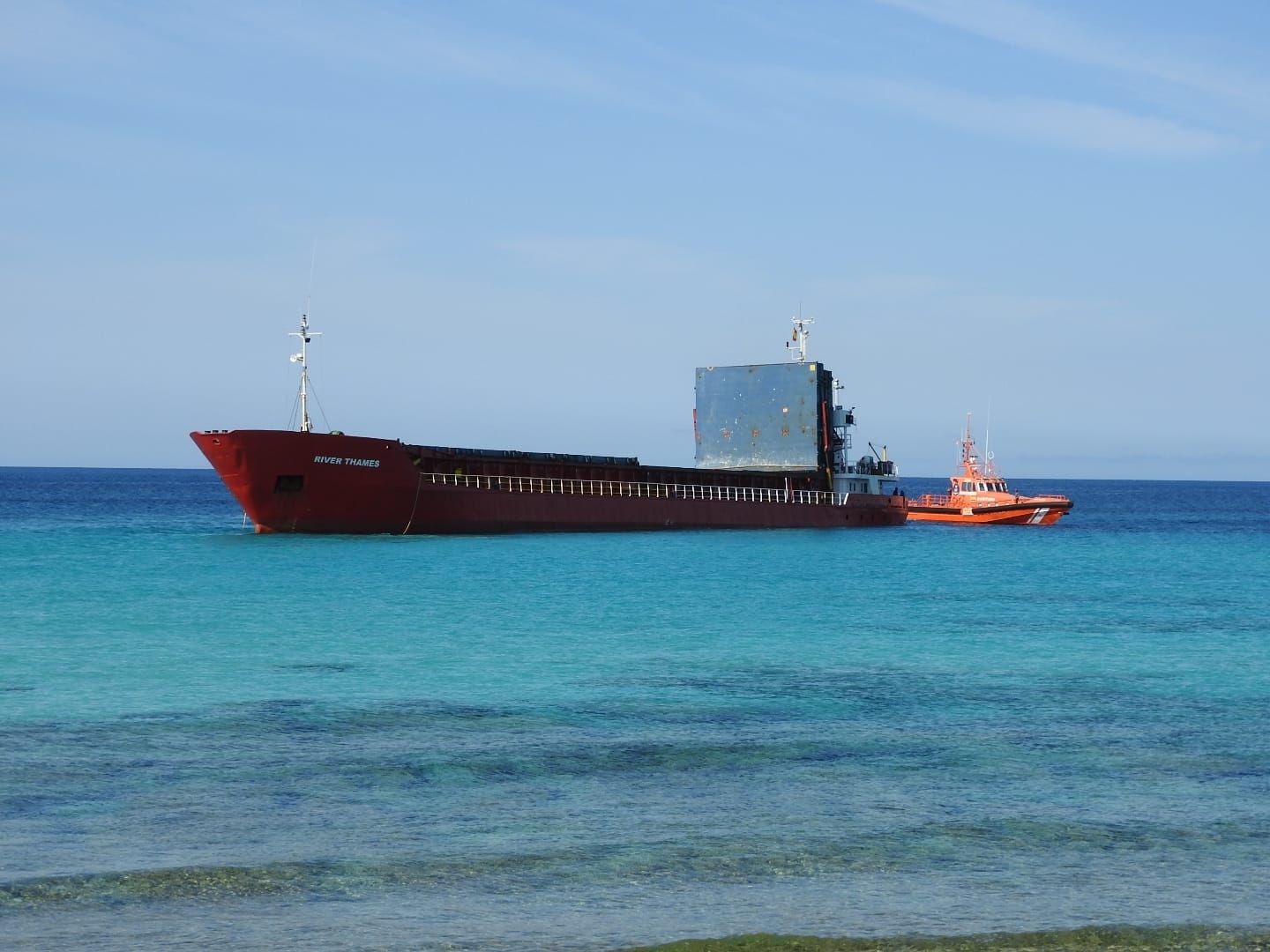 El buque mercante River Thames encalla en Formentera