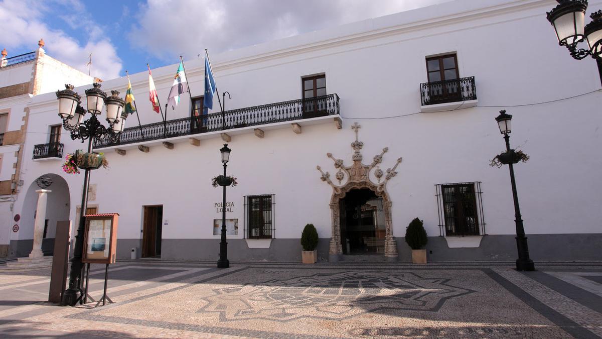 Ayuntamiento. Conocida fachada de estilo manuelino del consistorio oliventino.