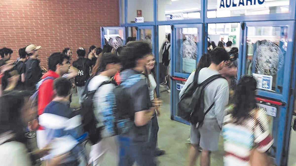 Varios estudiantes acceden a las aulas.
