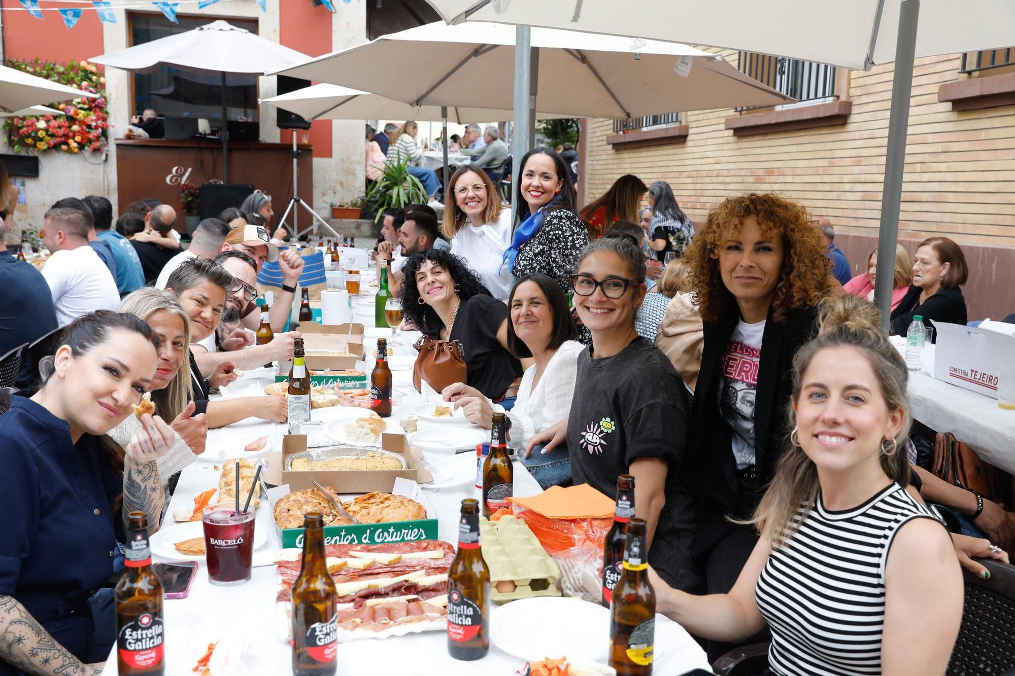 Grado abre boca para Santiago con la comida en la calle