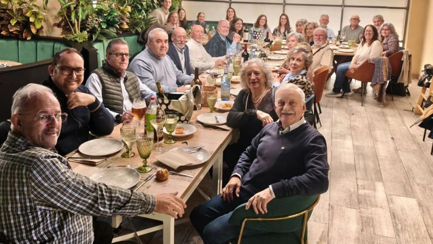 Funcionarios en activo y jubilados celebran la Navidad en Castrillón | A. C.